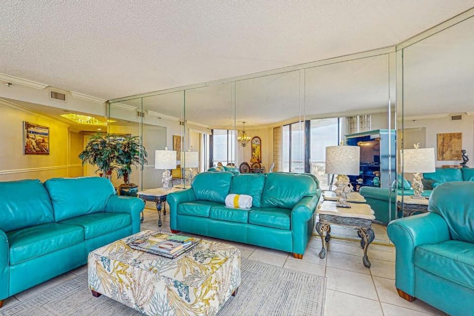 Amazing waterfront villa with internet washer dryer shared pool & hot tub Apartment in Miramar Beach