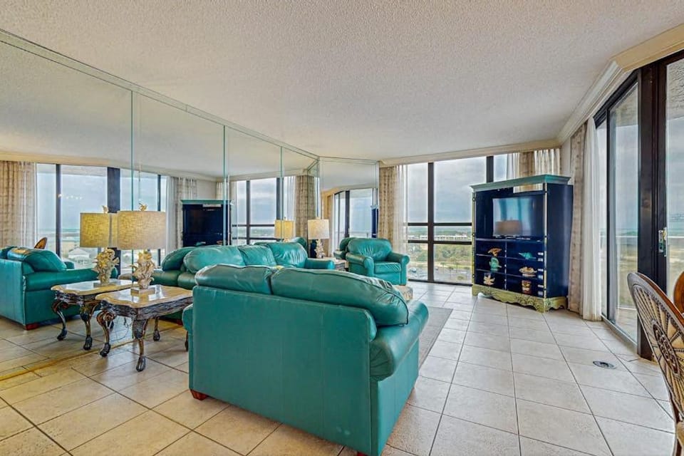 Amazing waterfront villa with internet washer dryer shared pool & hot tub Apartment in Miramar Beach