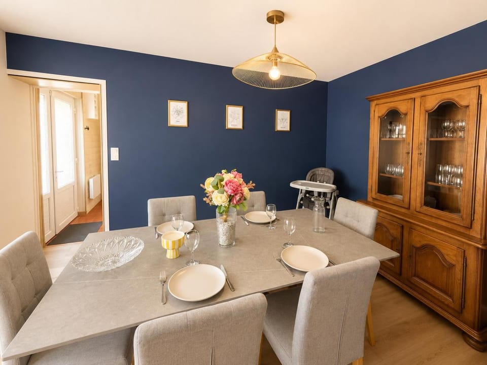 Instant Normand - maison de ville rénovée avec gout en 2026, confortable et bien équipée, 2 chambres, 1 WC, belle cuisine, sdb, garage, parking privatif à 5 mn à pied du centre bourg Molay Littry proche des plages du débarquement et de Bayeux House in Normandy