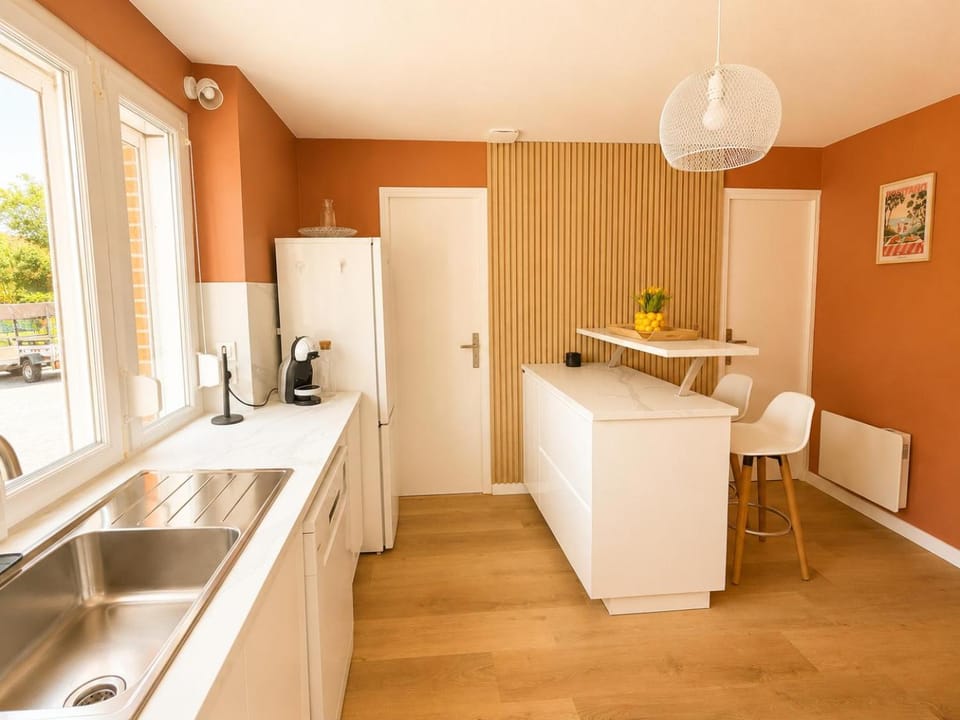 Instant Normand - maison de ville rénovée avec gout en 2026, confortable et bien équipée, 2 chambres, 1 WC, belle cuisine, sdb, garage, parking privatif à 5 mn à pied du centre bourg Molay Littry proche des plages du débarquement et de Bayeux House in Normandy