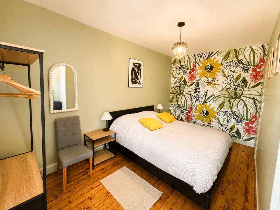 Instant Normand - maison de ville rénovée avec gout en 2026, confortable et bien équipée, 2 chambres, 1 WC, belle cuisine, sdb, garage, parking privatif à 5 mn à pied du centre bourg Molay Littry proche des plages du débarquement et de Bayeux House in Normandy