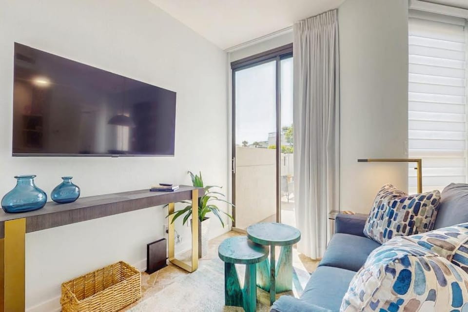 Cozy ground-floor condo with private patio shared pool & beach access House in Miramar Beach