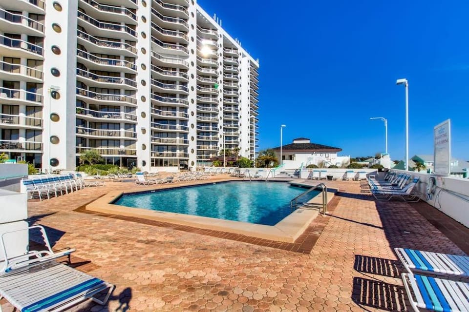 Cozy ground-floor condo with private patio shared pool & beach access House in Miramar Beach