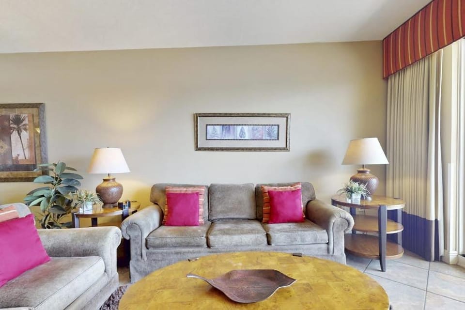 Family-friendly 13th-floor condo with furnished balcony shared tennis and pool House in Miramar Beach