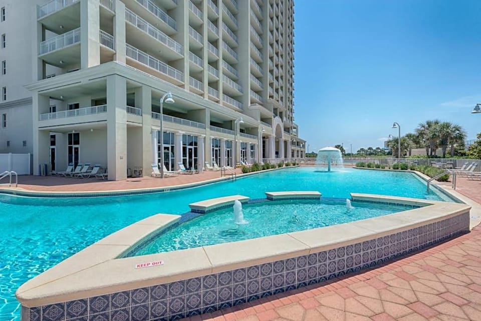 Family-friendly 13th-floor condo with furnished balcony shared tennis and pool House in Miramar Beach