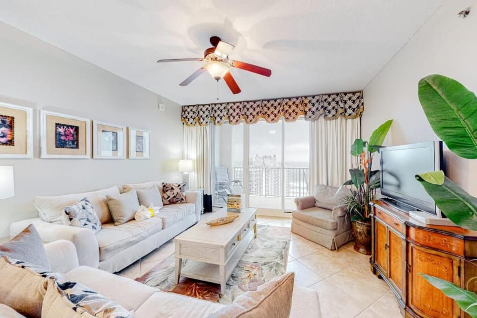 Inviting & well-equipped 19th-floor condo with beach views shared pool & tennis House in Miramar Beach