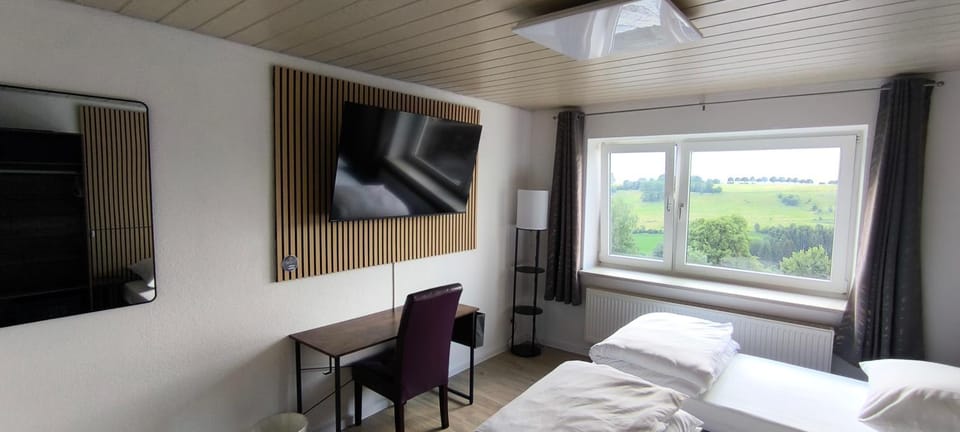 Bed, TV and multimedia, Bedroom