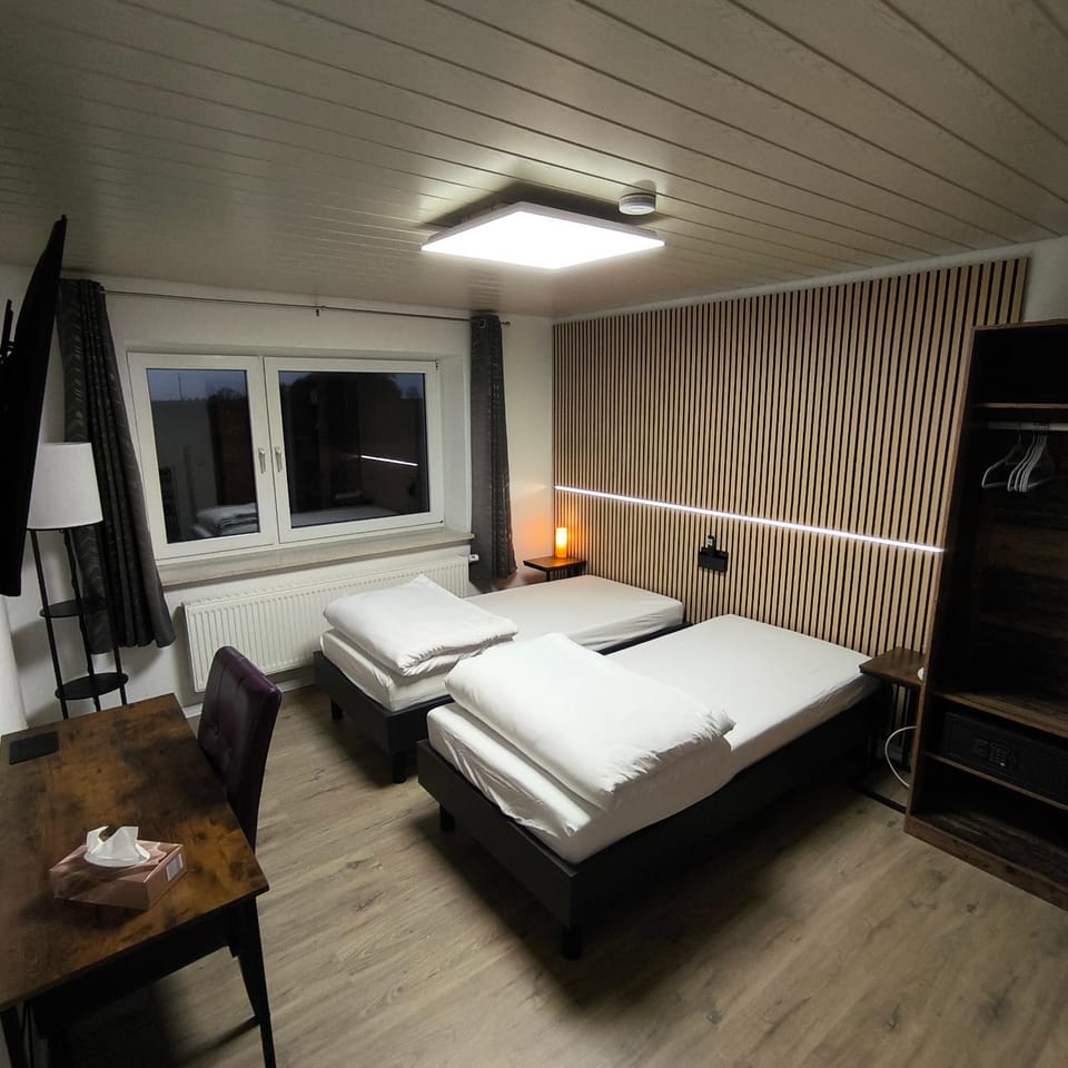 Bed, TV and multimedia, Bedroom