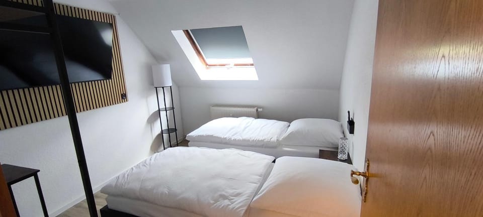 Bed, TV and multimedia, Bedroom