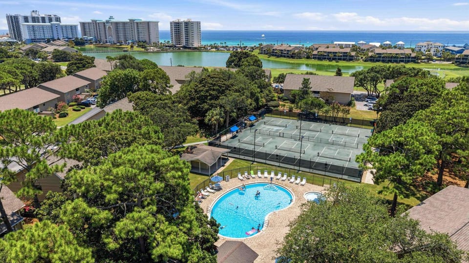 Sunny condo with lake views outdoor pool fast WiFi tennis & central AC House in Miramar Beach