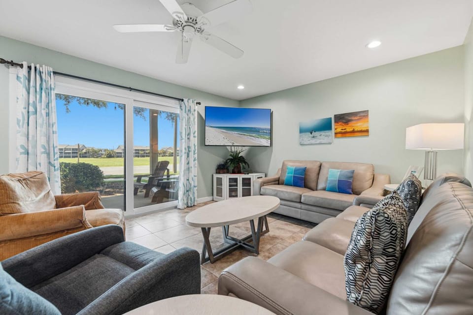 Sunny condo with lake views outdoor pool fast WiFi tennis & central AC House in Miramar Beach
