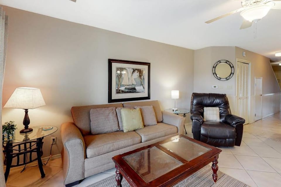 Comfortable dog-friendly townhome with full kitchen - walk to the beach House in Miramar Beach