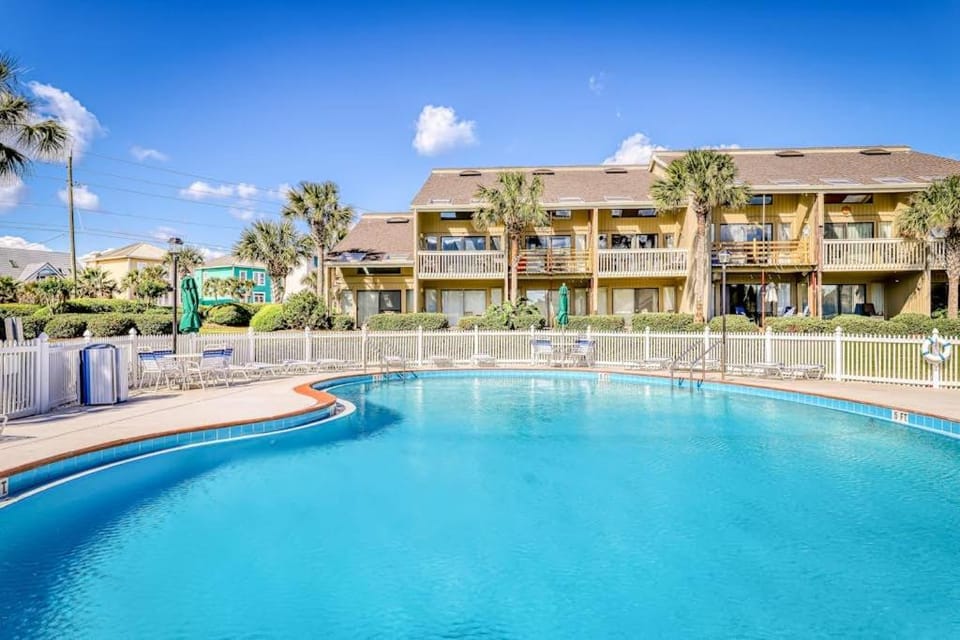 Comfortable dog-friendly townhome with full kitchen - walk to the beach House in Miramar Beach