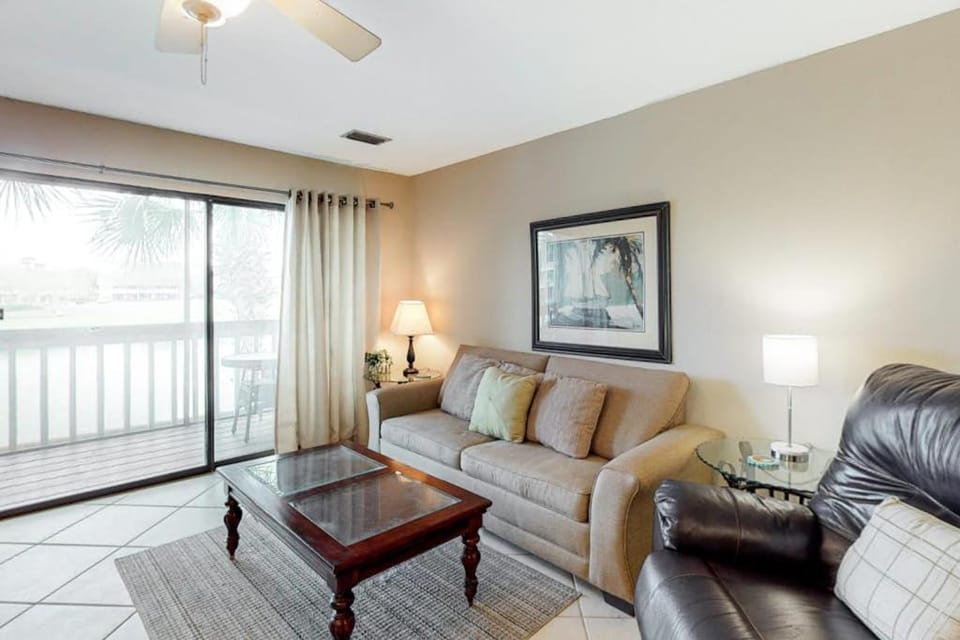 Comfortable dog-friendly townhome with full kitchen - walk to the beach House in Miramar Beach