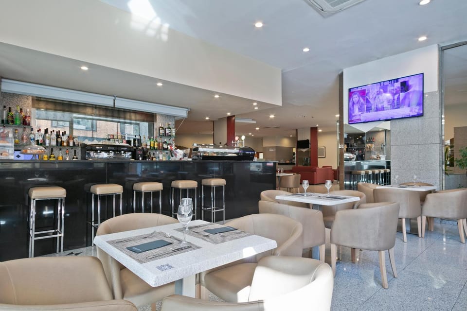 Lounge or bar, Lounge or bar