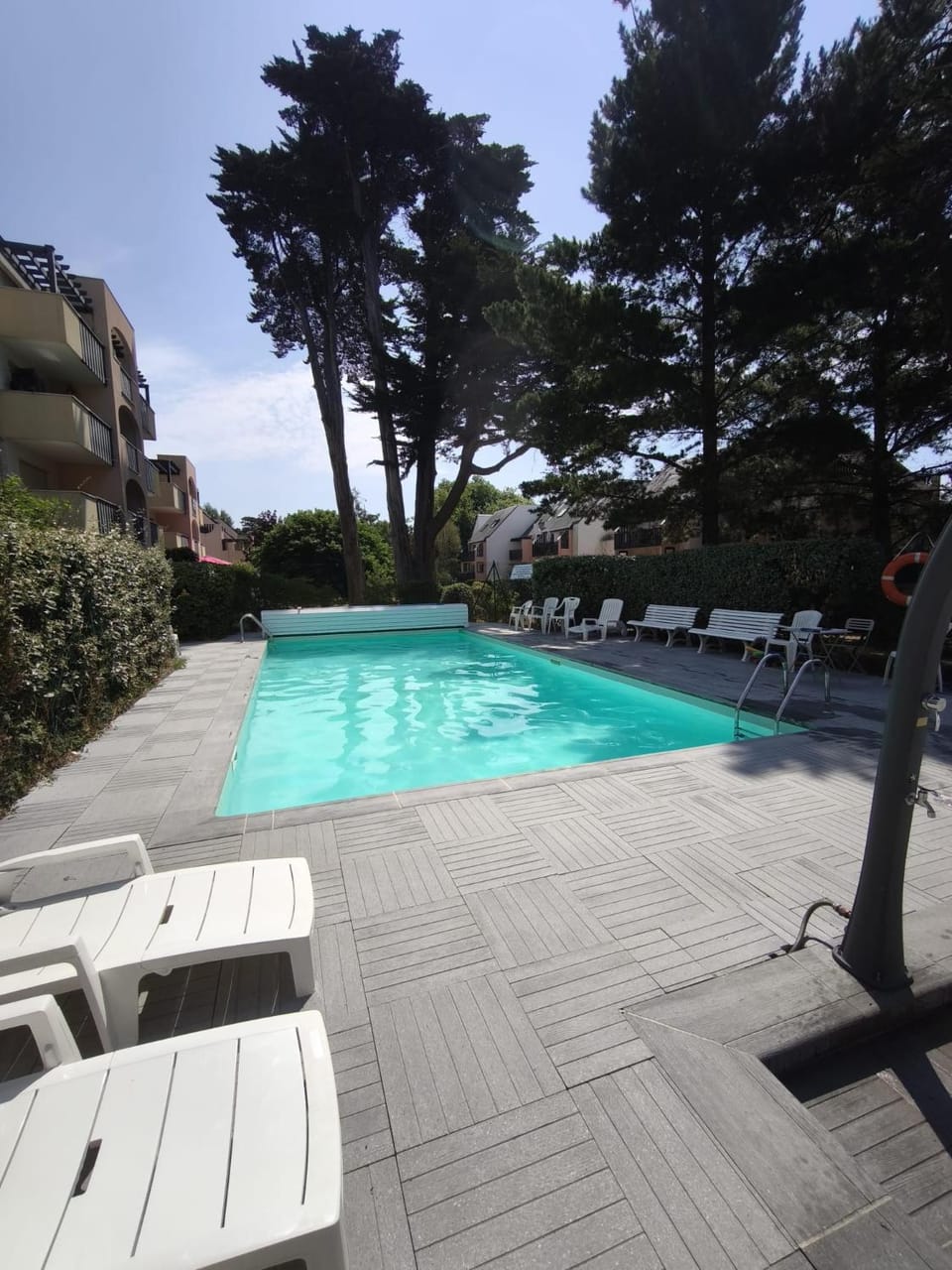Swimming pool, sunbed