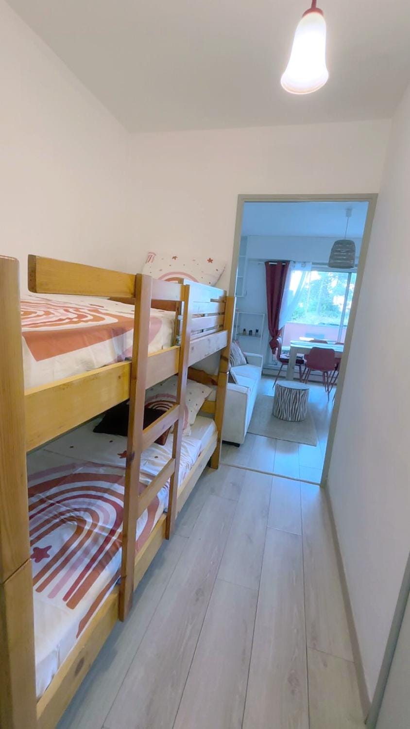 Bedroom, bunk bed