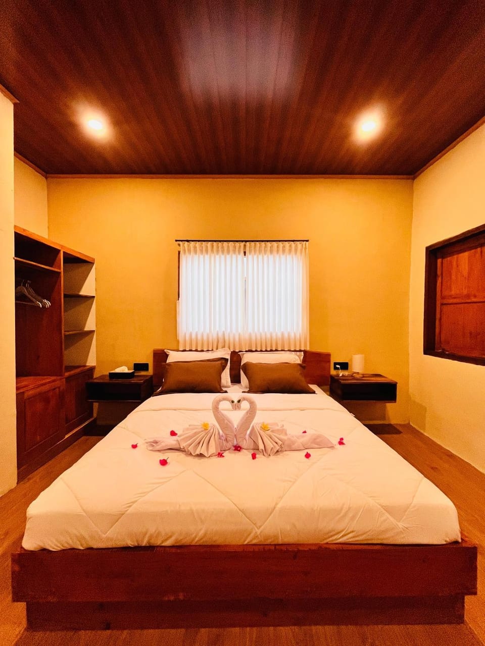 Bed, Photo of the whole room, Bedroom, towels