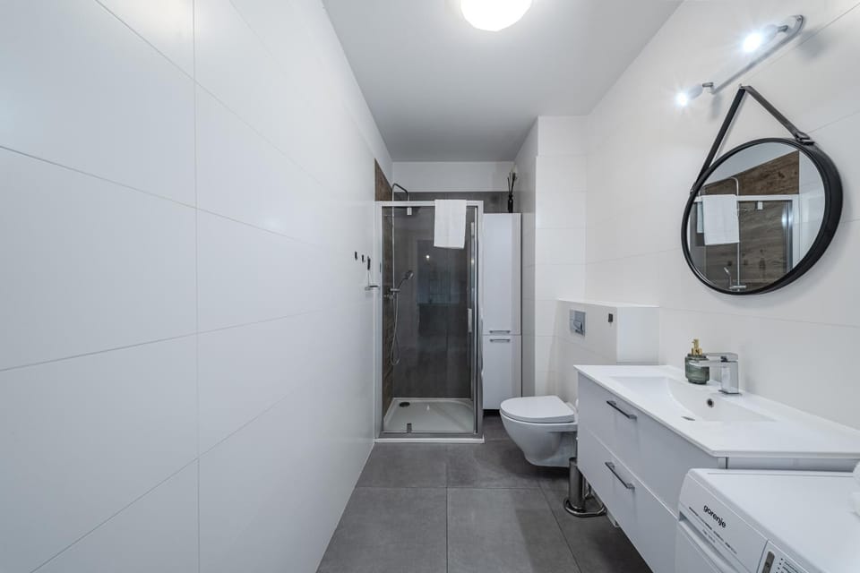 Shower, Toilet, Bathroom, towels