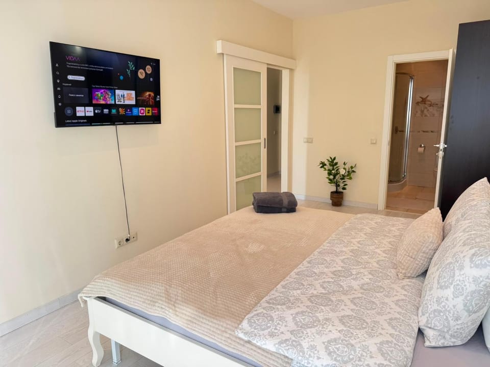 Bed, TV and multimedia, Photo of the whole room, Bedroom
