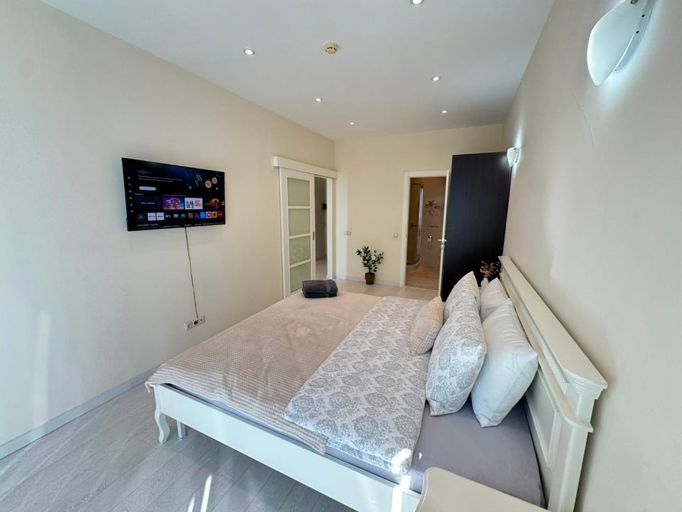Bed, TV and multimedia, Photo of the whole room, Bedroom