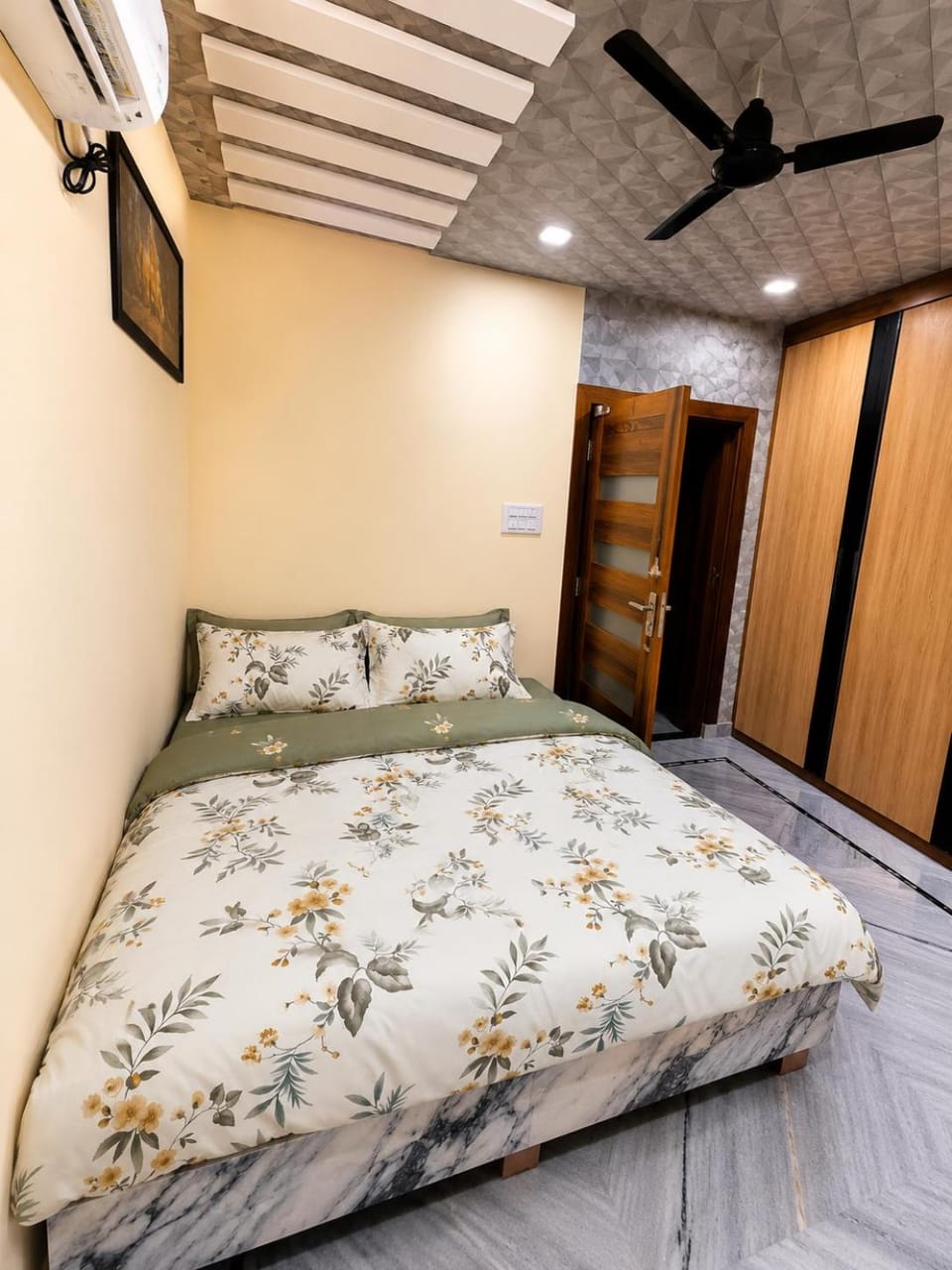 Bed, Photo of the whole room, Bedroom, wardrobe, air conditioner