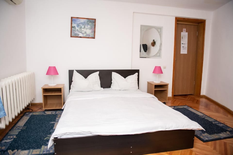 Bed, Photo of the whole room, Bedroom, internet, air conditioner