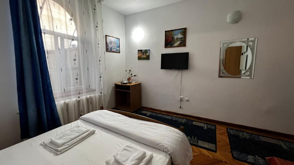 Bed, TV and multimedia, Bedroom
