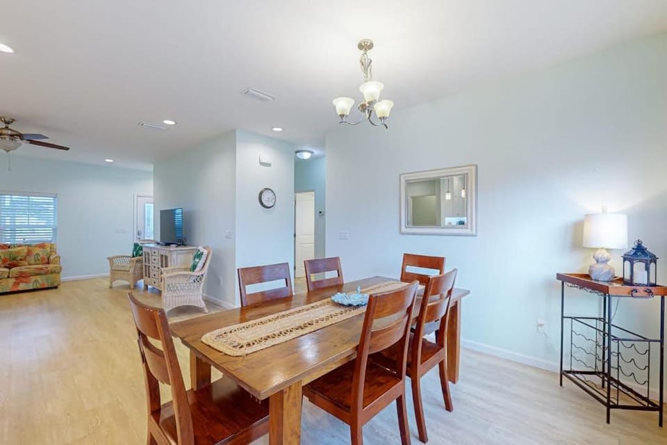 Gorgeous coastal home with full kitchen & screened-in porch - close to the beach House in Mexico Beach