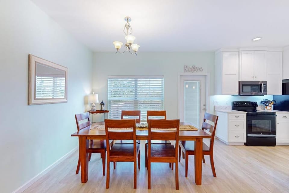 Gorgeous coastal home with full kitchen & screened-in porch - close to the beach House in Mexico Beach