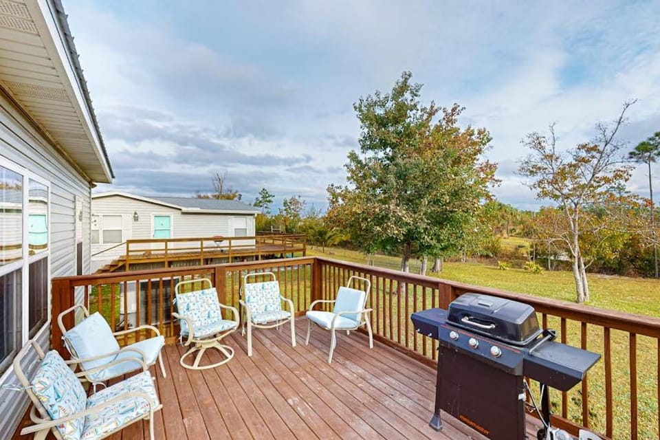 Gorgeous coastal home with full kitchen & screened-in porch - close to the beach House in Mexico Beach