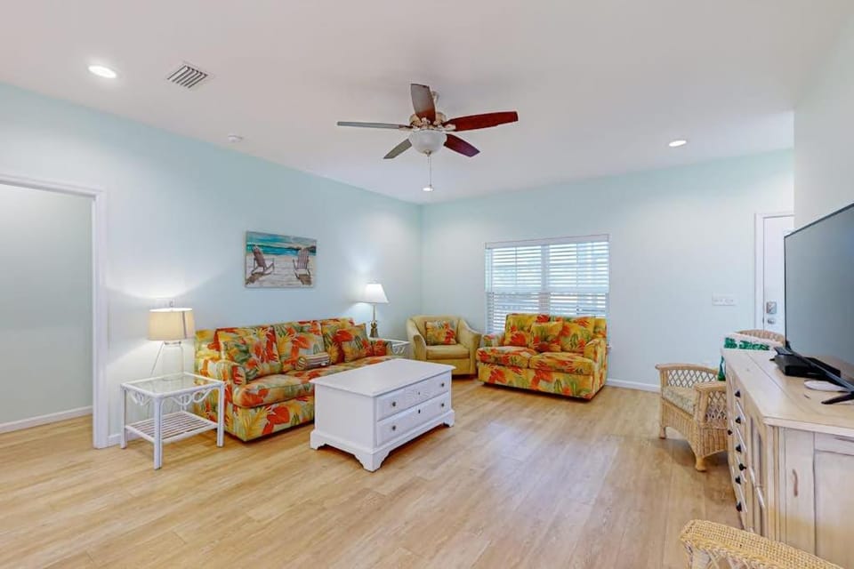 Gorgeous coastal home with full kitchen & screened-in porch - close to the beach House in Mexico Beach