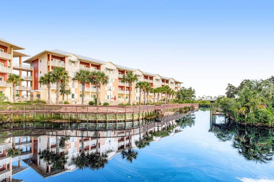 Waterfront Home Close to Beach with Shared Pool Hot Tub Free WiFi & Central AC House in Mexico Beach