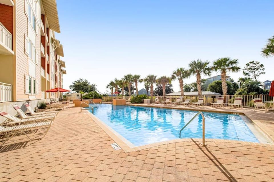Waterfront Home Close to Beach with Shared Pool Hot Tub Free WiFi & Central AC House in Mexico Beach