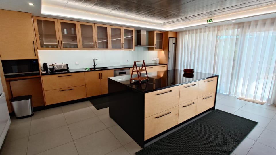 Coffee/tea facilities, Kitchen or kitchenette, dishwasher, oven, stove, toaster