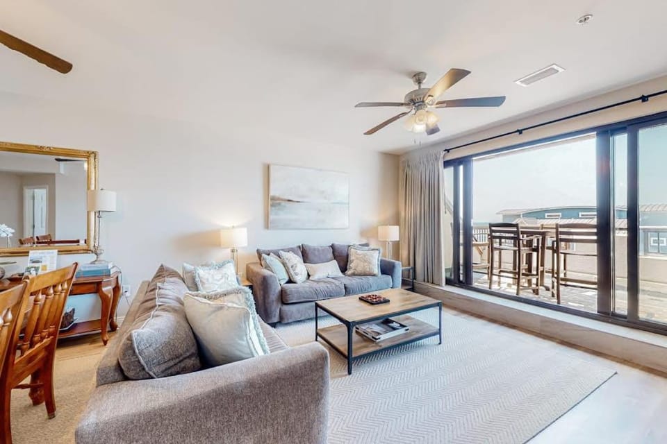 Renovated oceanfront condo with lanai pool hot tub & view - snowbird-friendly House in Mexico Beach