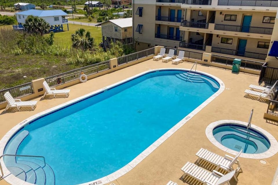 Renovated oceanfront condo with lanai pool hot tub & view - snowbird-friendly House in Mexico Beach