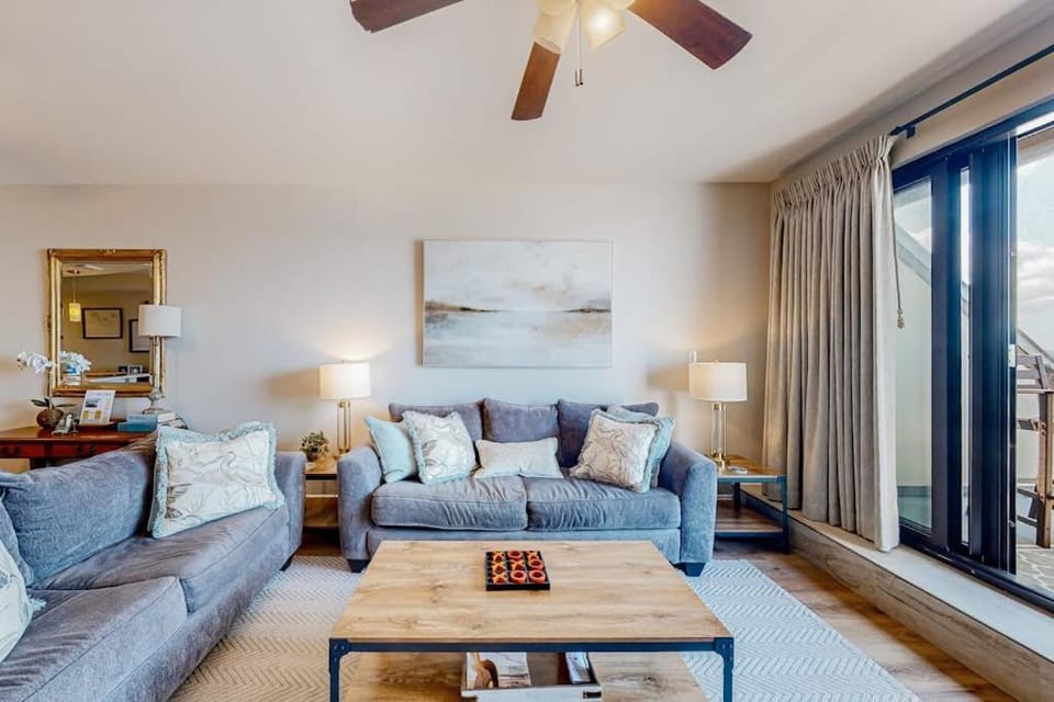 Renovated oceanfront condo with lanai pool hot tub & view - snowbird-friendly House in Mexico Beach