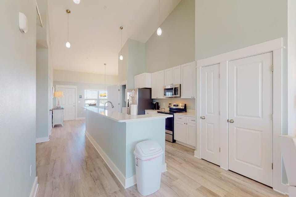 Dazzling condo near the ocean with private W&D jetted tub shared pool & grill House in Mexico Beach