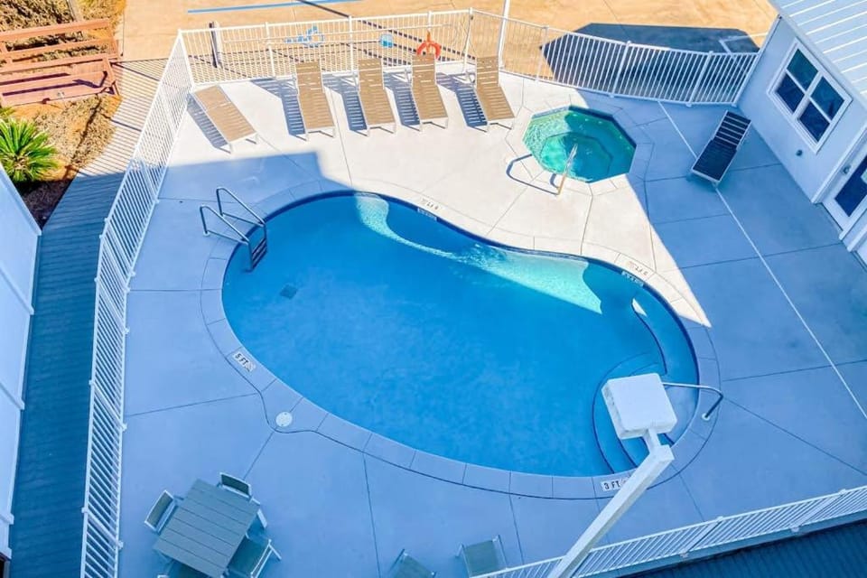 Dazzling condo near the ocean with private W&D jetted tub shared pool & grill House in Mexico Beach