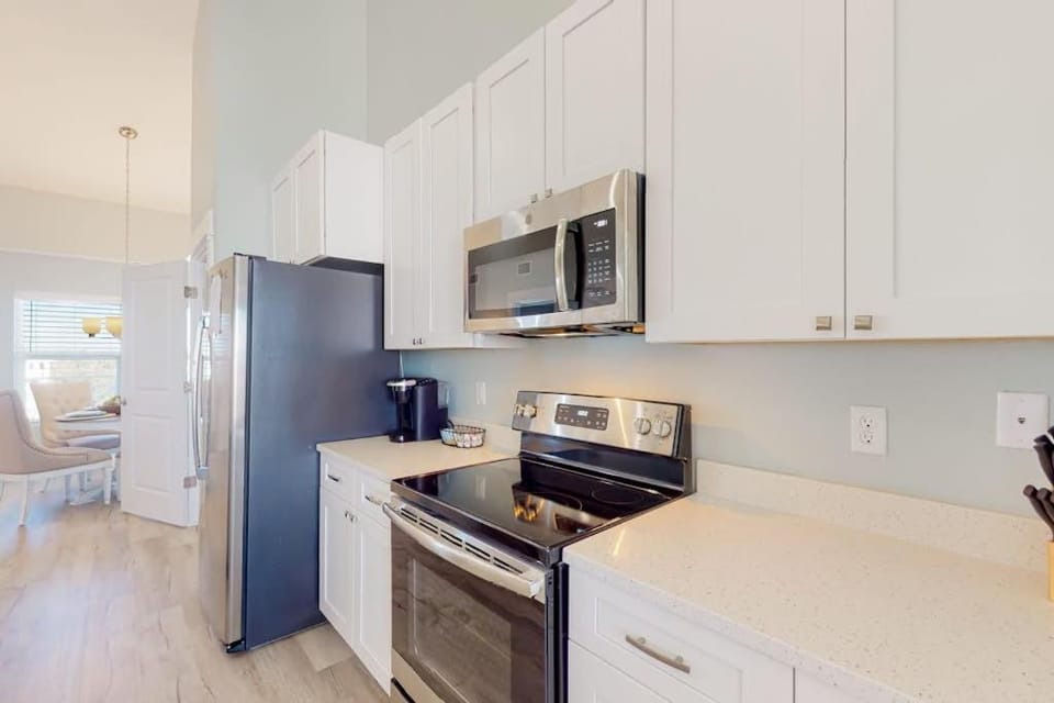 Dazzling condo near the ocean with private W&D jetted tub shared pool & grill House in Mexico Beach