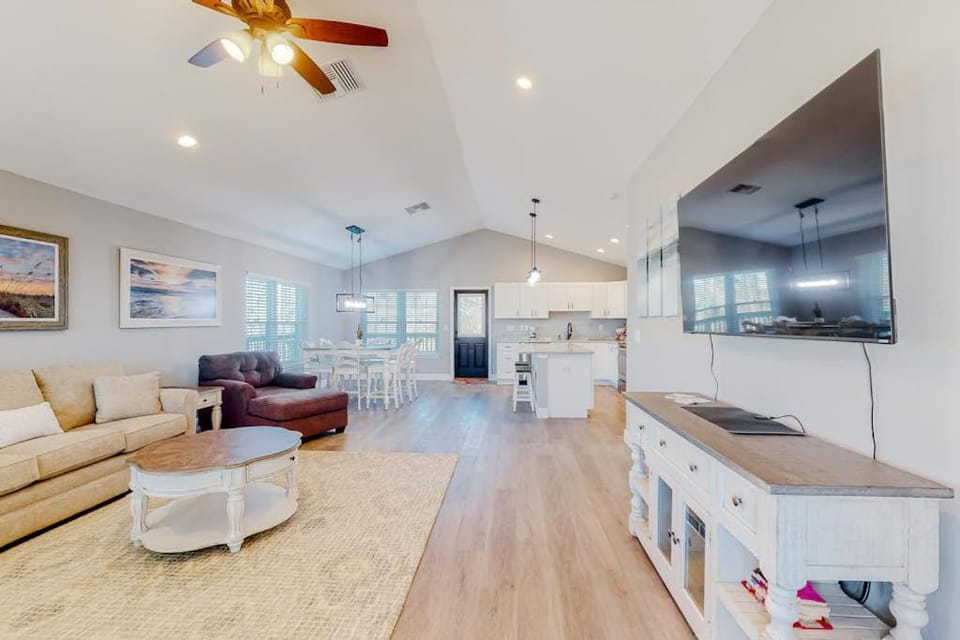 Serene home with grill patio deck & kitchen - snowbird friendly House in Mexico Beach