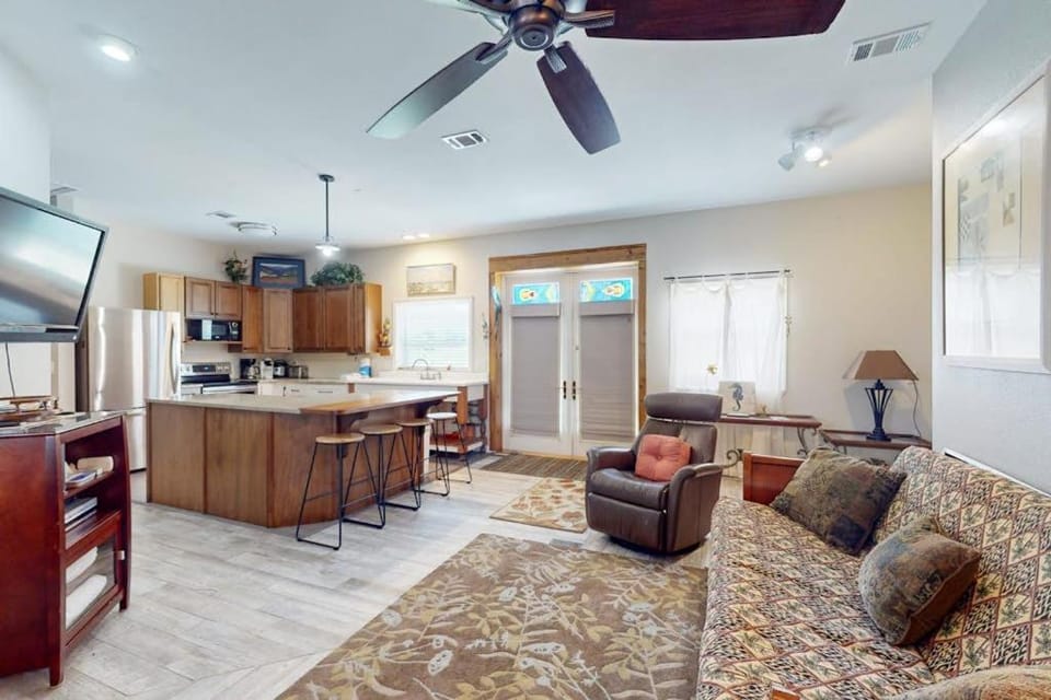 Lovely home close to beach with patio central AC full kitchen washer&dryer House in Mexico Beach