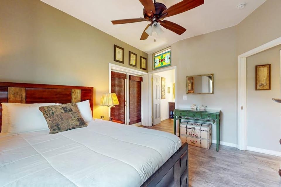 Lovely home close to beach with patio central AC full kitchen washer&dryer House in Mexico Beach