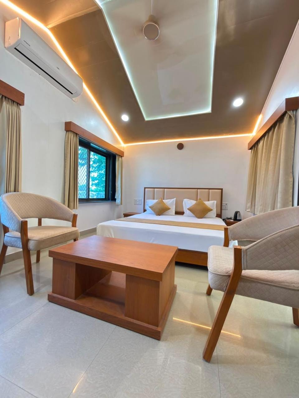 Bed, Living room, Photo of the whole room, Seating area, Dining area, Bedroom