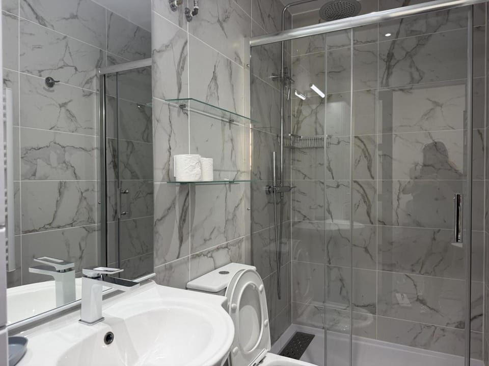 Shower, Toilet, Bathroom, towels