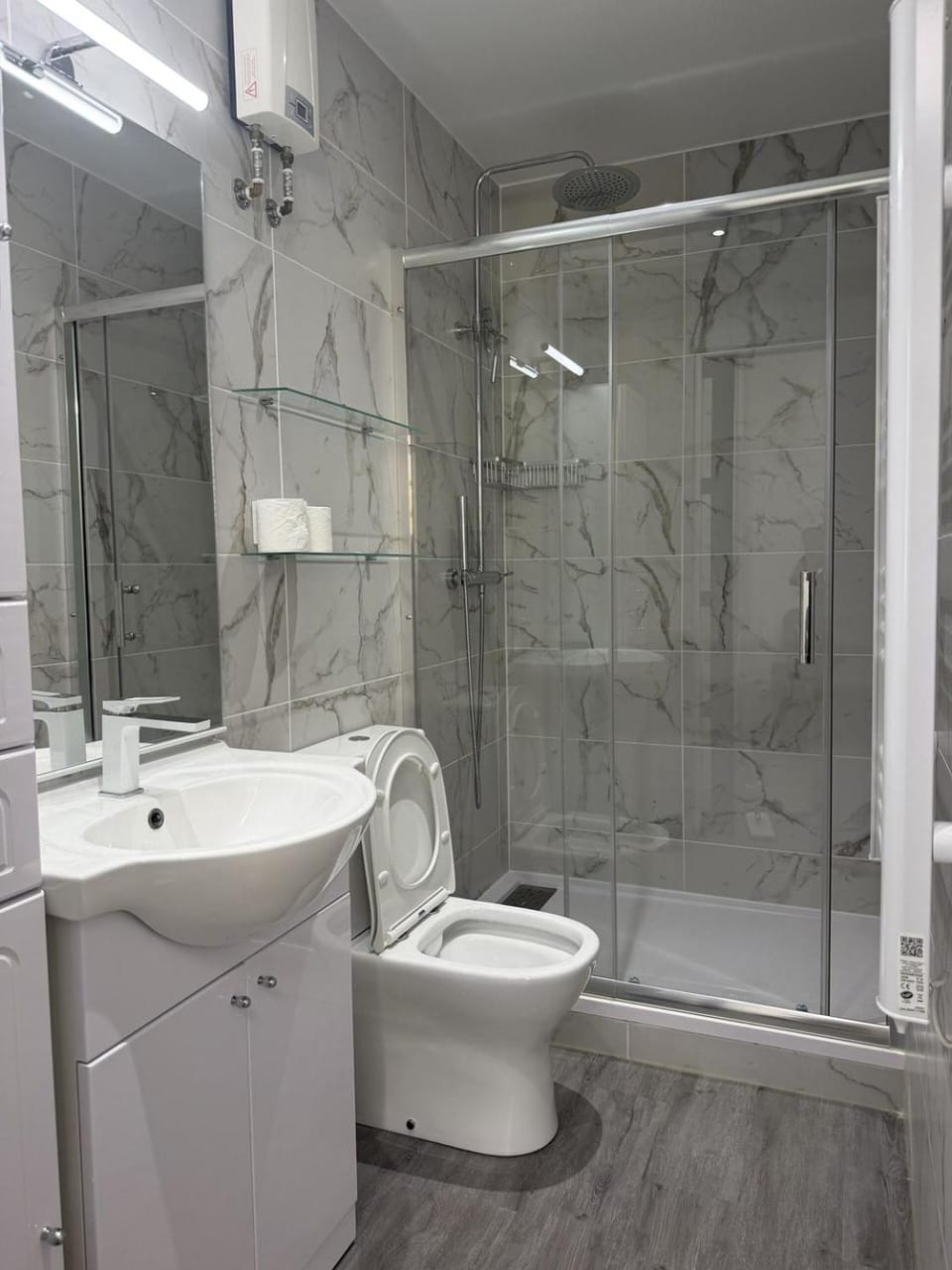 Shower, Toilet, Bathroom, towels