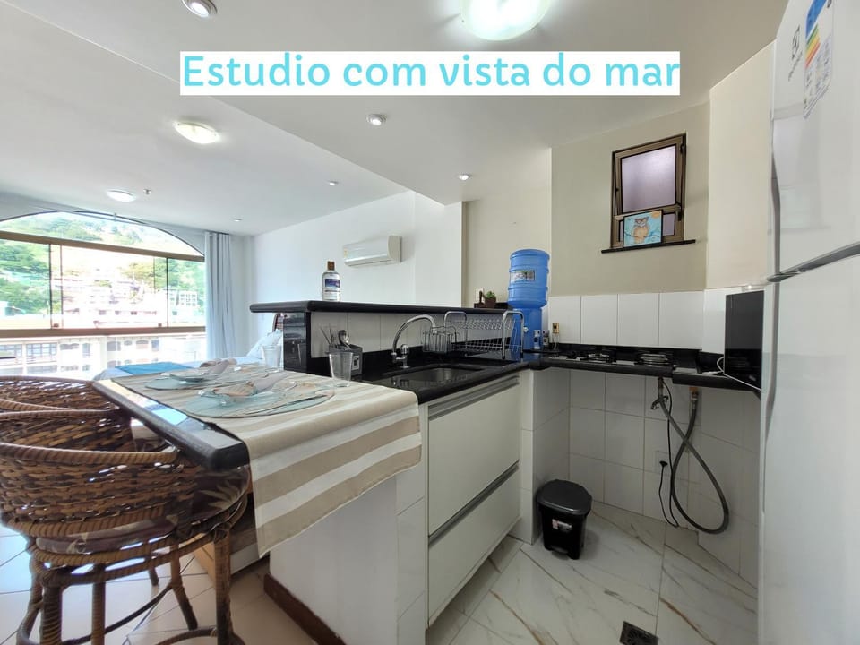 Kitchen or kitchenette, minibar, stove