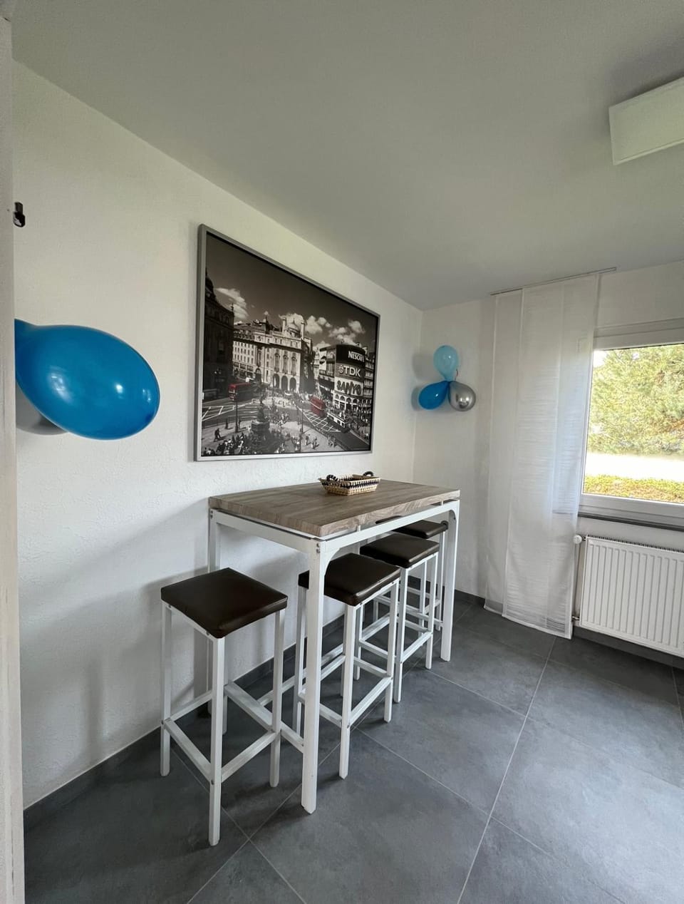 Seating area, Dining area