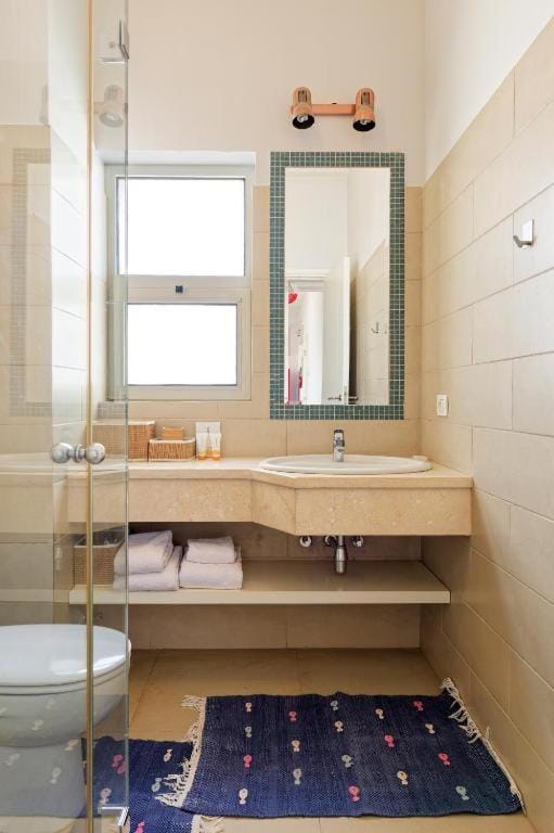 Shower, Toilet, Bathroom, towels